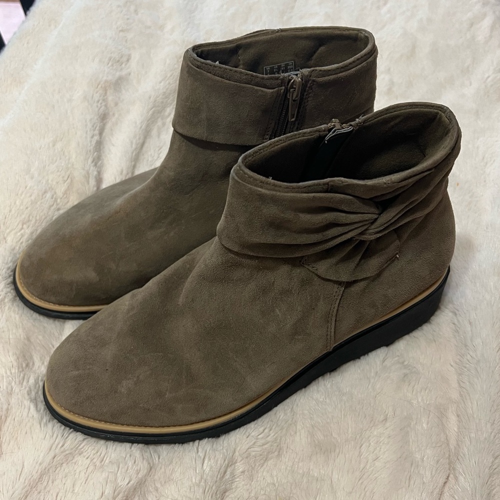 Clarks Sharon Salon suede ankle boot size 9.5